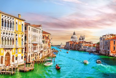 Santa Maria della Salute, İtalya yakınlarındaki Venedik Büyük Kanalı 'nda Gondollar ve botlar.