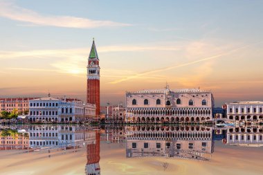 San Marco ve Venedik Doges Sarayı gün batımında, İtalya 'daki lagünün manzarası..