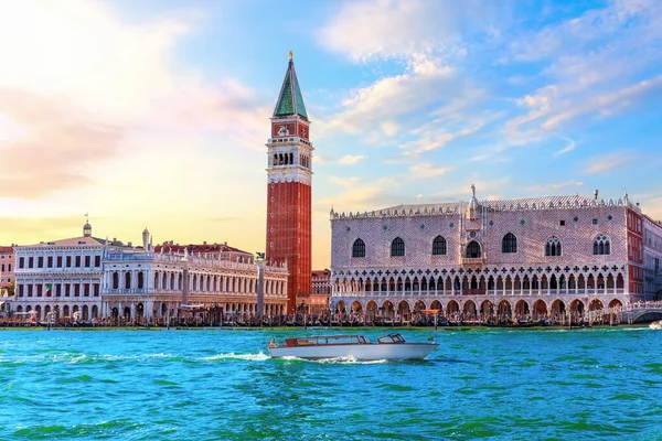 San Marco Palacio Ducal Venecia Con Muchos Turistas Bajo Cielo — Foto de Stock