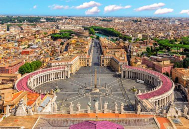 Vatikan 'ın St. Peters Bazilikası' nın tepesindeki gökyüzü ve heykeller, Roma, İtalya.