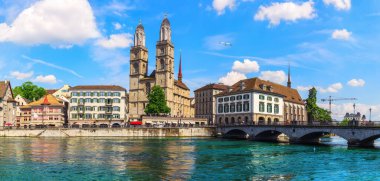 Ünlü Grossm nster Romanesque tarzı Protestan kilisesi Z zengini, İsviçre.