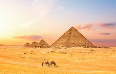 Menkaure Piramidi ve Mısır Çölü 'ndeki üç piramit arkadaşı Giza..