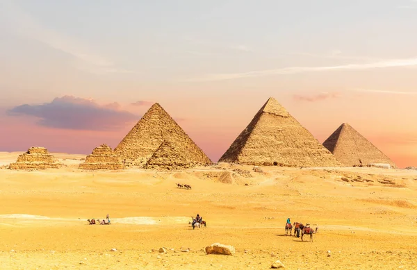 Piramides Van Egypte Bij Zonsondergang Met Toeristen Buurt Gizeh Woestijn — Stockfoto