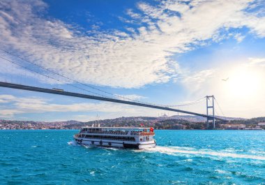 Gemi İstanbul Boğaz köprüsü ve modern İstanbul manzarası yakınlarından geçiyor, Türkiye.