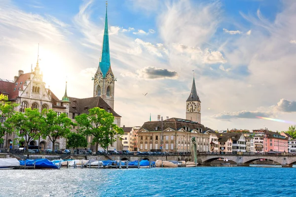 瑞士苏黎世最受欢迎的两个旅游胜地Fraum Nster修道院和St Peters教堂 图库图片