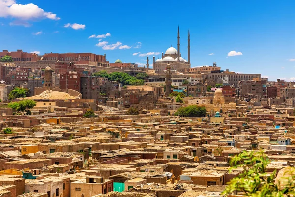 对著名的穆罕默德 帕夏清真寺和埃及开罗贫民窟的看法 图库图片