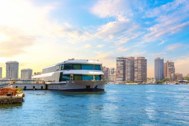 Mısır 'ın Kahire kentsel binalarının yanındaki Nil nehri manzarası.