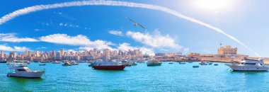 İskenderiye 'nin deniz manzarası, tekneleri, eski şehir binaları ve Kaaitbay Kalesi, Mısır.