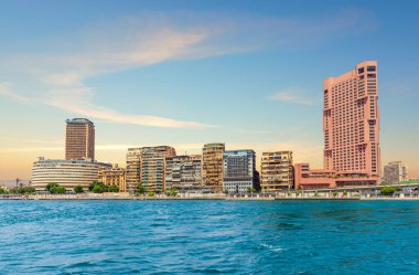 Mısır, Kahire 'nin Nil Nehri manzarası ve şık binaları.