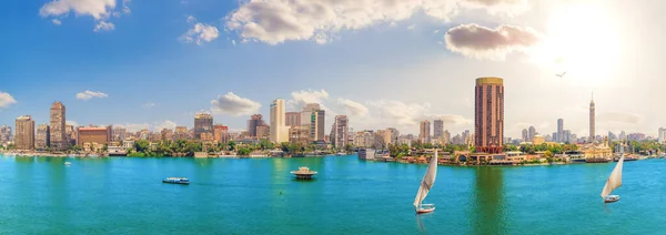 埃及开罗尼罗河水域 传统的Felucca船和著名的城市建筑 免版税图库图片