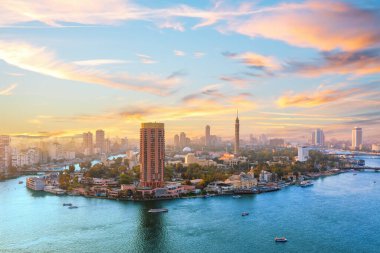 Nil nehri üzerinde gün batımı, süslü binalar ve Kahire, Mısır 'ın televizyon kulesi..