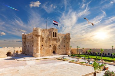 Qaitbay Kalesi, İskenderiye, Mısır 'ın en popüler yeri, güzel güneşli manzara..