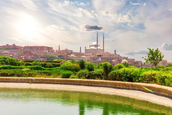 Muhteşem Al-Azhar Parkı ve Mısır 'ın ünlü Kahire Kalesi manzarası.