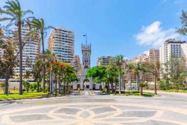 Modern binalar ve Montazah, İskenderiye, Mısır 'daki Elharamlik Sarayı Kulesi.