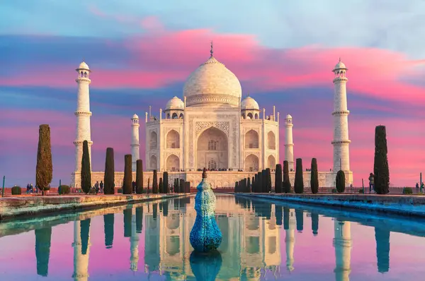 Günbatımında Taj Mahal ana görüntüsü, Agra 'nın ünlü mermer mozolesi, Uttar Pradesh, Hindistan.
