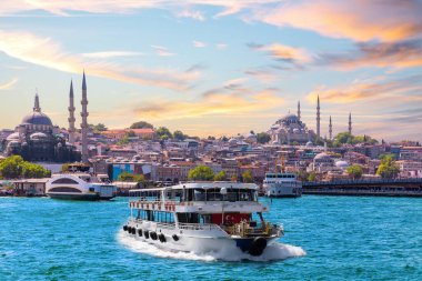 Ünlü Süleyman ve Rustem Paşa Camii ve İstanbul, Türkiye 'nin popüler mekanı İstanbul Boğazı' ndaki yolcu gemisi.