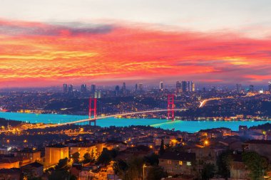 Boğaz Köprüsü veya 15 Temmuz Şehitler Köprüsü, İstanbul, Türkiye 'de gün batımı.