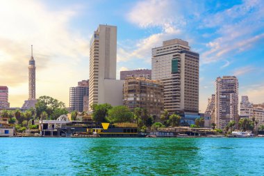 Modern Kahire manzarası, şehir merkezindeki binalar ve Nil nehri, Mısır.