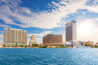 Kahire 'nin renkli lüks merkezi Nil' de gökdelenler, Mısır.