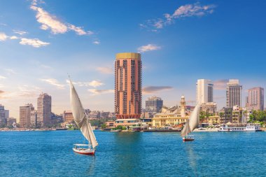 Gezira adasının yanındaki Nike Nehri 'nde geleneksel Doğu Felucca tekneleri Kahire, Mısır.