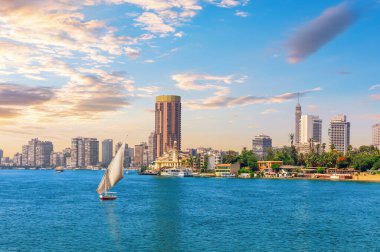 Nil nehrinde beyaz yat, Mısır 'ın Kahire adasında Gezira manzarası..