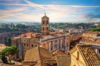 Bir tapınağı olan Senato Sarayı, İtalya 'nın başkenti Roma' da ünlü bir ortaçağ simgesi..