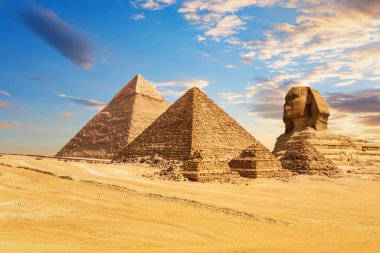 Giza Sfenksi, Mısır Piramitleri ve yoldaşlarının yanında Giza Çölü, Mısır 'da.
