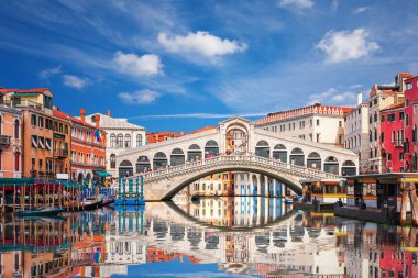 Güneşli bir günde Rialto Köprüsü Panoraması, Venedik, İtalya.