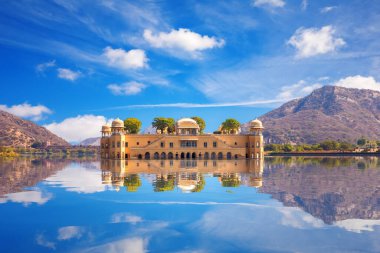 Jal Mahal, Man Sagar Gölü 'ndeki su sarayı, Amer, Jaipur, Rajasthan, Hindistan.