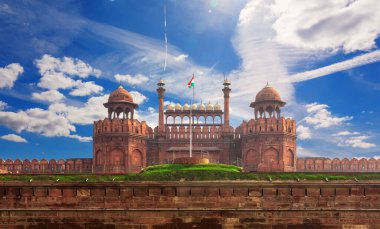 Kızıl Kale Delhi 'nin ünlü kalesi, bulutlu bir gün, Hindistan.