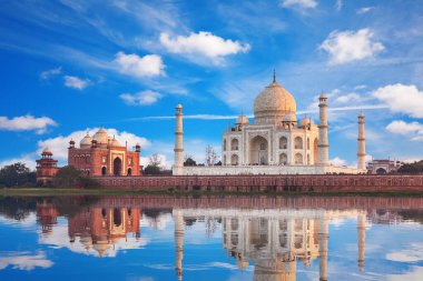 Hindistan 'ın Agra kentindeki Yumana nehrinin kıyısındaki Taj Mahal Mausoleum..