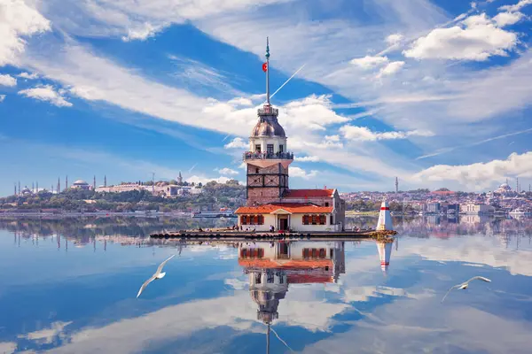 Torre Das Donzelas Seu Reflexo Bósforo Istambul Turquia — Fotografia de Stock
