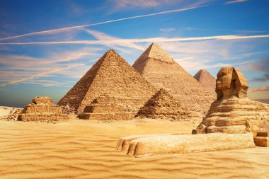Mısır Piramitleri 'nin yanındaki Büyük Sfenks ve yoldaşları Giza Çölü' nün kumlarında, Mısır.