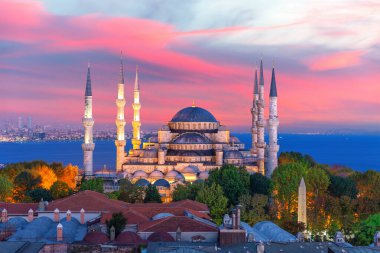İstanbul 'daki Mavi Cami veya Sultan Ahmet Camii, renkli günbatımı manzarası, Türkiye.