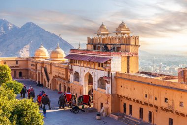 Amber Kalesi 'ndeki fil binicileri Jaipur, Hindistan' ın ünlü turistik merkezi..
