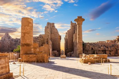 Antik Karnak Tapınağı 'nın Hypostyle Salonu, Luxor, Mısır.