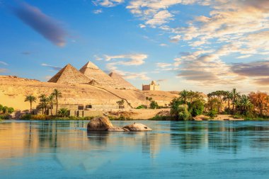 Nil 'deki antik kayalar piramitlere giderken, Aswan, Mısır.