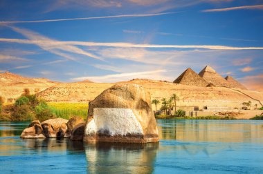 Nil nehri ve piramitlere giden geleneksel antik kayalar, Aswan, Mısır.