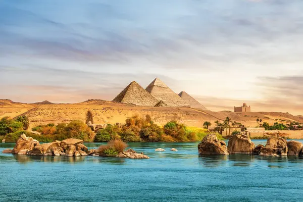 Nil nehri ve Aswan çölündeki antik kayalar piramitlerin yanında, Mısır.