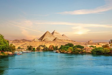 Günbatımında Mısır Piramitleri yakınlarındaki Aswan Çölü 'nde Nil ve teknelere bakın..