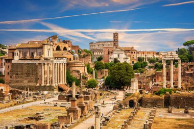 Kolezyum, Roma, İtalya yakınlarındaki Sunset Roma Forumu harabeleri.