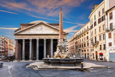 Pantheon tapınağı bir kolona sahip, Rotonda Sqaure, Roma, İtalya manzaralı.