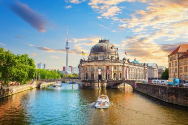 Müze Adası ve nehir üzerindeki köprü Spree, Berlin 'in güzel manzarası, Almanya.