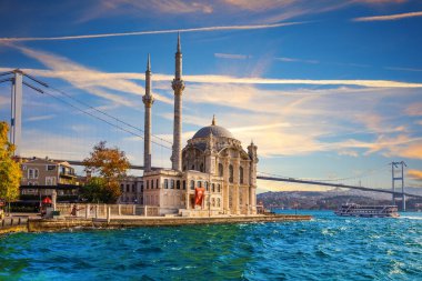 Ortakoy Camii ve Boğaz Köprüsü Güzel akşam manzarası, İstanbul, Türkiye.