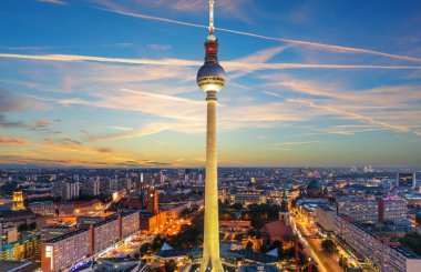 Günbatımında Berlin 'in gökyüzü manzarası, modern binalar ve köprüler, Almanya.