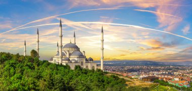 İstanbul Büyük Camlika Camii, güzel siluet manzarası, Türkiye.