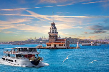 İstanbul, İstanbul, Türkiye 'deki Bakire Kulesi yakınlarındaki Boğaz' da yolcu gemisi.