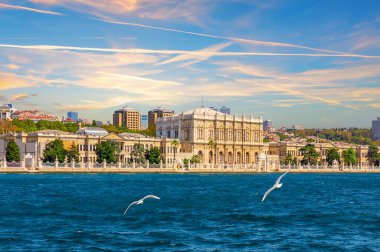 Boğazdaki Dolmabahçe Sarayı, günbatımı manzarası, İstanbul, Türkiye.