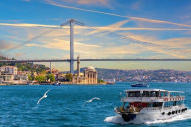 İstanbul, İstanbul 'daki Büyük İmparatorluk Ortakoy Camii yakınlarındaki Boğaz' daki yolcu gemisi.