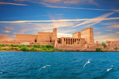 Agilkia Adası 'ndaki Agilkia Tapınağı' nda, gün batımı manzaralı, Aswan, Mısır.